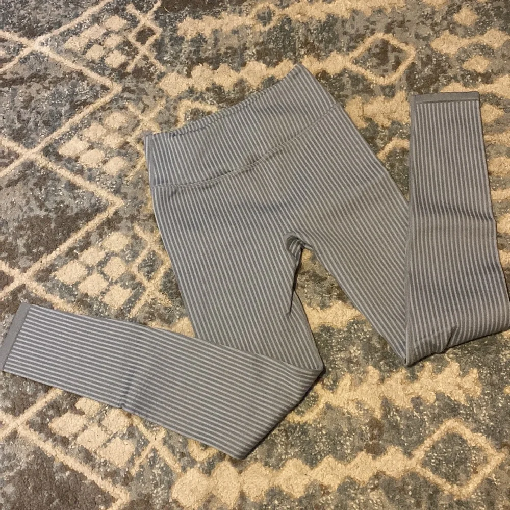 Fabletics High-Waisted Seamless Ribbed legging - Picture 4 of 4